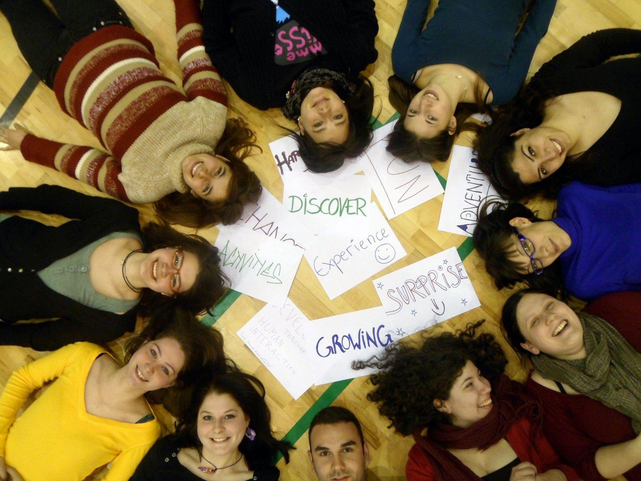 Jugendliche arbeiten in sozialen Projekten in Europa mit.