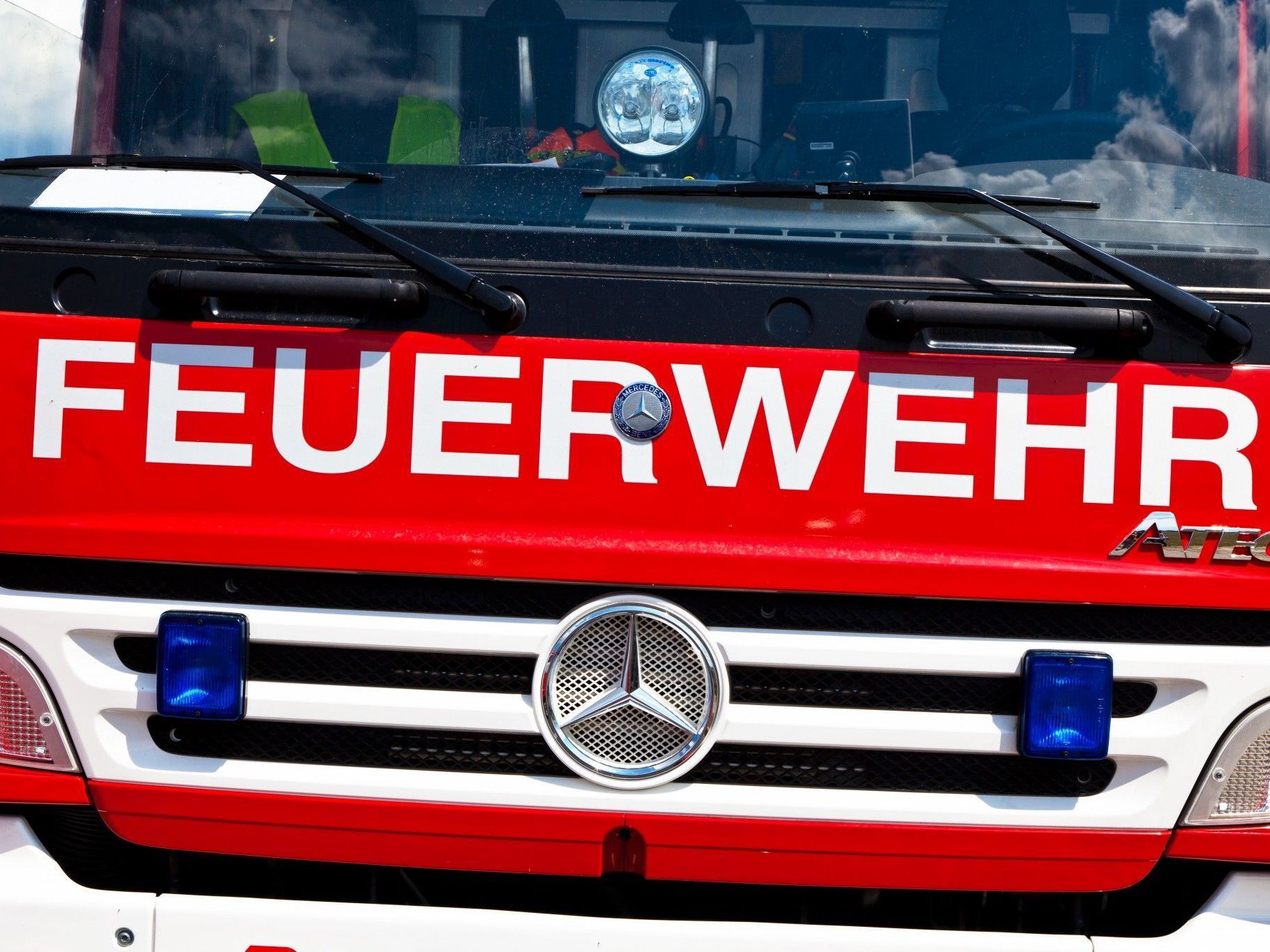 Die Feuerwehr konnte die beschädigte Gasflasche sichern. Die Feuerwehr konnte die beschädigte Gasflasche sichern.