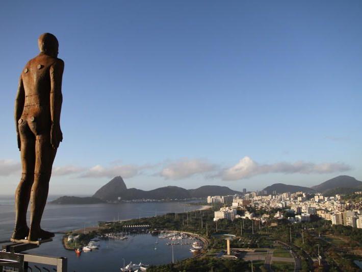Gormley-Skulptur über den Dächern von Rio.