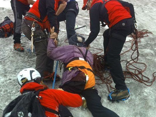 Deutscher überlebte eine Woche in Gletscherspalte. Deutscher überlebte eine Woche in Gletscherspalte.