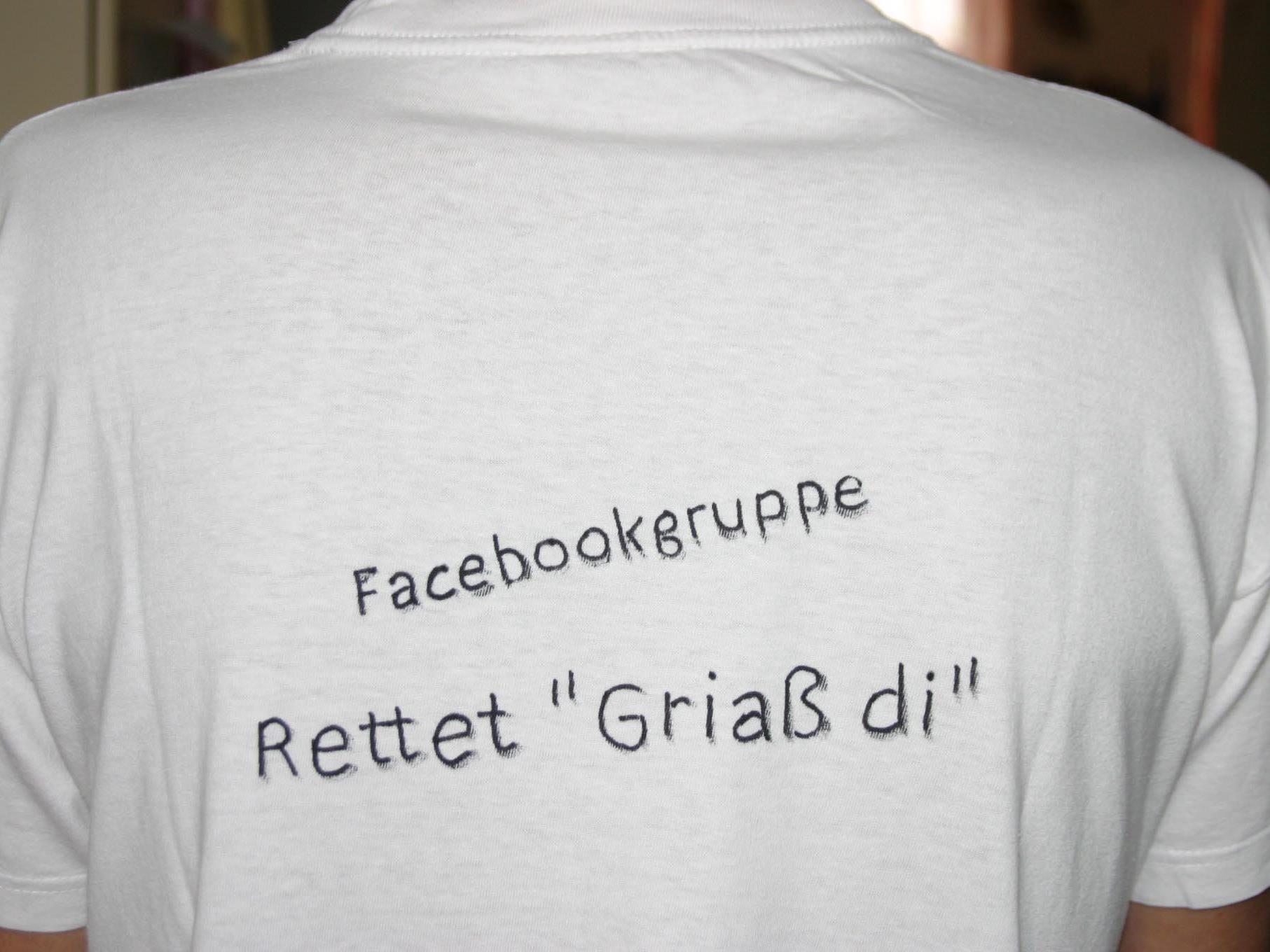 Mit T-Shirts wird gegen das "Griaß di"- Patent protestiert.