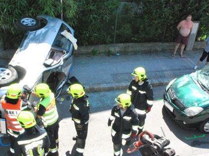 Bei einem Unfall in Guntramsdorf am Donnerstag wurde eine 71-Jährige eingeklemmt.