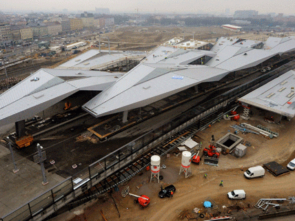 Ab sofort fahren 200 Züge durch den neuen Wiener Hauptbahnhof, ein- oder aussteigen kann man jedoch noch nicht. Ab sofort fahren 200 Züge durch den neuen Wiener Hauptbahnhof, ein- oder aussteigen kann man jedoch noch nicht.