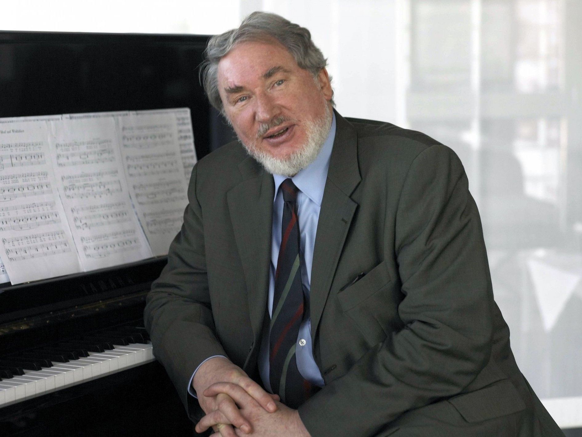 HK Gruber: Unterhaltsamer Composer, Conductor und Chansonnier am Pult der Wiener Symphoniker. HK Gruber: Unterhaltsamer Composer, Conductor und Chansonnier am Pult der Wiener Symphoniker.