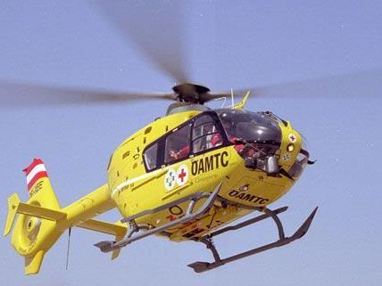 Mit einem ÖAMTC-Hubschrauber musste das Unfallopfer abgeholt werden.