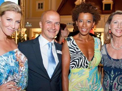 Moderatorin Cathy Zimmermann, Center Manager Mag. Mario Schwann, Moderatorin Arabella Kiesbauer und Monica Culen, Geschäftsführerin von ROTE NASEN Clowndoctors International. Moderatorin Cathy Zimmermann, Center Manager Mag. Mario Schwann, Moderatorin Arabella Kiesbauer und Monica Culen, Geschäftsführerin von ROTE NASEN Clowndoctors International.