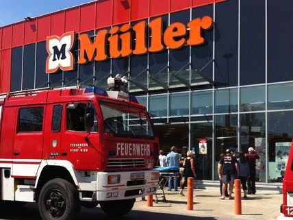 Glücklicherweise gab es keine Verletzten bei dem Unfall im Drogeriemarkt Müller. Glücklicherweise gab es keine Verletzten bei dem Unfall im Drogeriemarkt Müller.