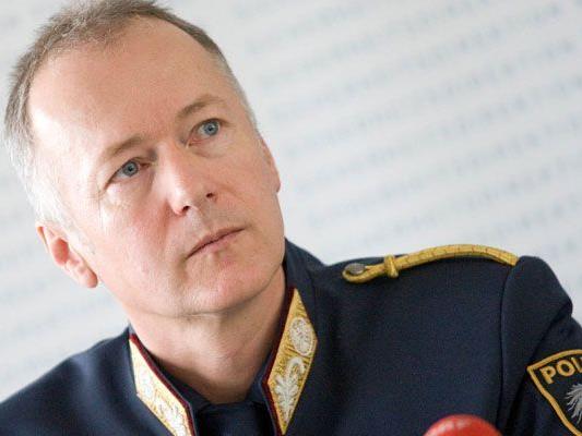 Sicherheitsdirektor Hans-Peter Ludescher bleibt als Landespolizeidirektor.