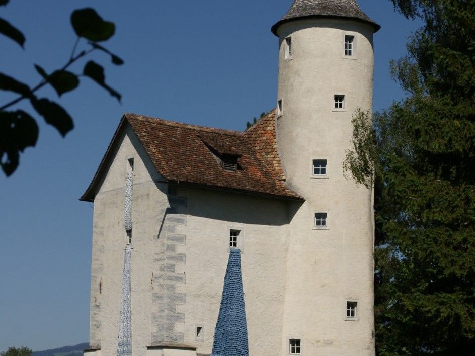 Die Mittelweiherburg und das Wasser kommen in dieser Installation perfekt zum Ausdruck. Die Mittelweiherburg und das Wasser kommen in dieser Installation perfekt zum Ausdruck.