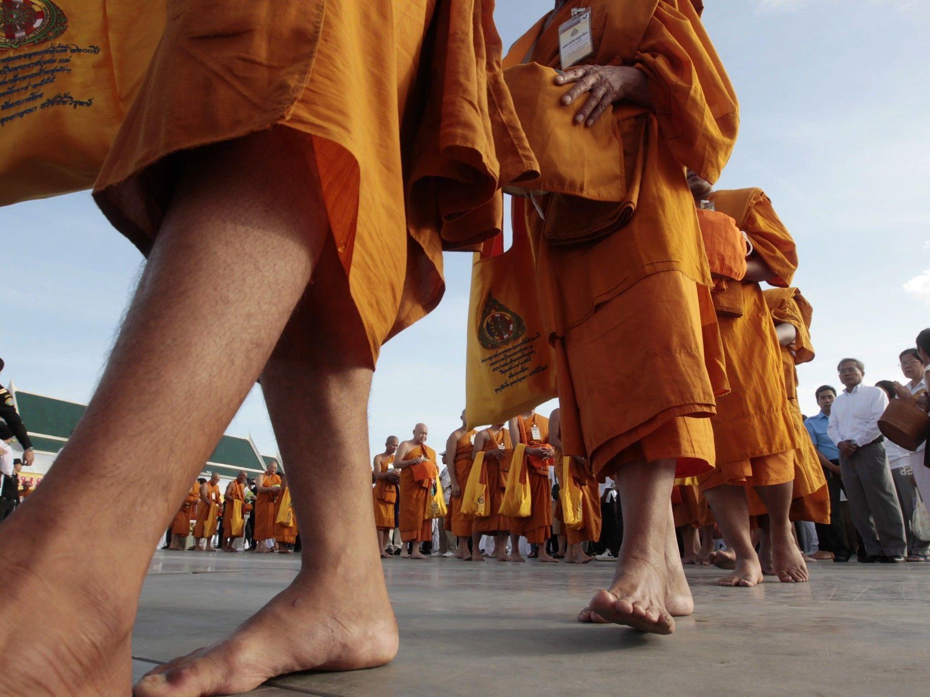 Thailands Mönche seien krank und zu dick.