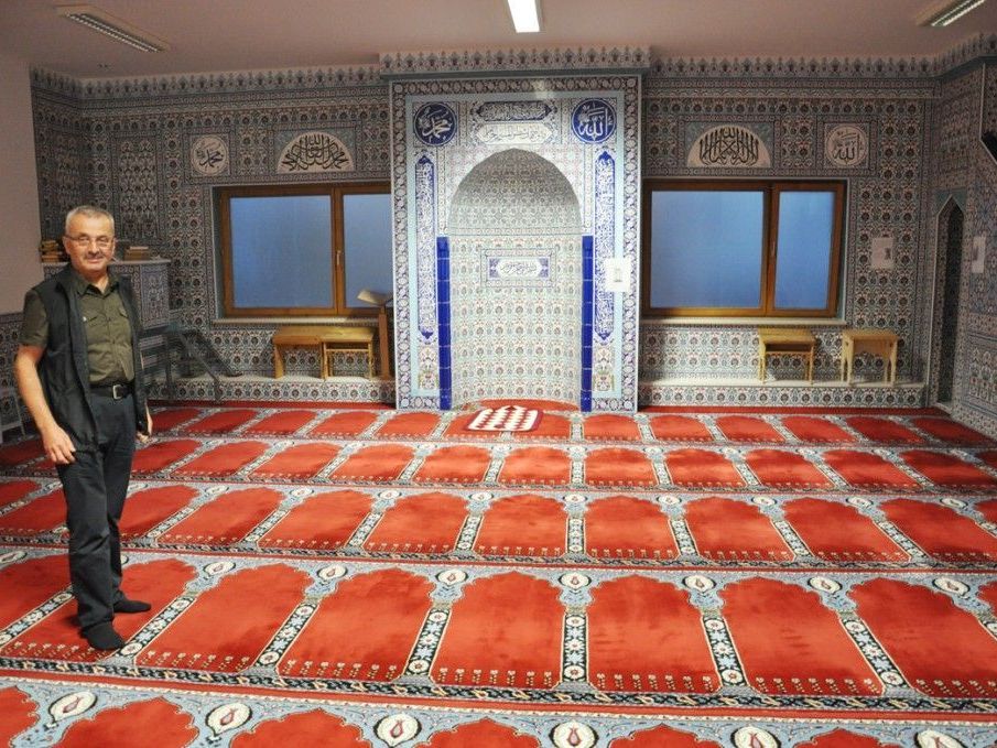 Bahri Yilmaz zeigt den schön gekachtelten Gebetsraum mit dem Gebetsteppich. Bahri Yilmaz zeigt den schön gekachtelten Gebetsraum mit dem Gebetsteppich.