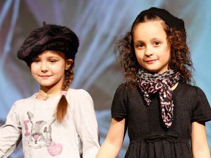 Bei der "Back to School" Party präsentieren die Kids trendige Mode Bei der "Back to School" Party präsentieren die Kids trendige Mode