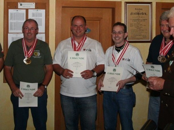 In der Mitte die Österreichischen Meister im 2-Mann-Team Match Andreas Stoderegger und Walter Selb (beide USG Bludenz-Bürs) In der Mitte die Österreichischen Meister im 2-Mann-Team Match Andreas Stoderegger und Walter Selb (beide USG Bludenz-Bürs)