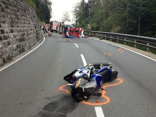 Alberschwende: Ein Motorradfahrer wurde bei einem Unfall schwer verletzt.