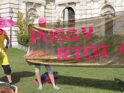 Pussy Riot-Sympatisanten versammelten sich vor dem Wiener Burgtheater.