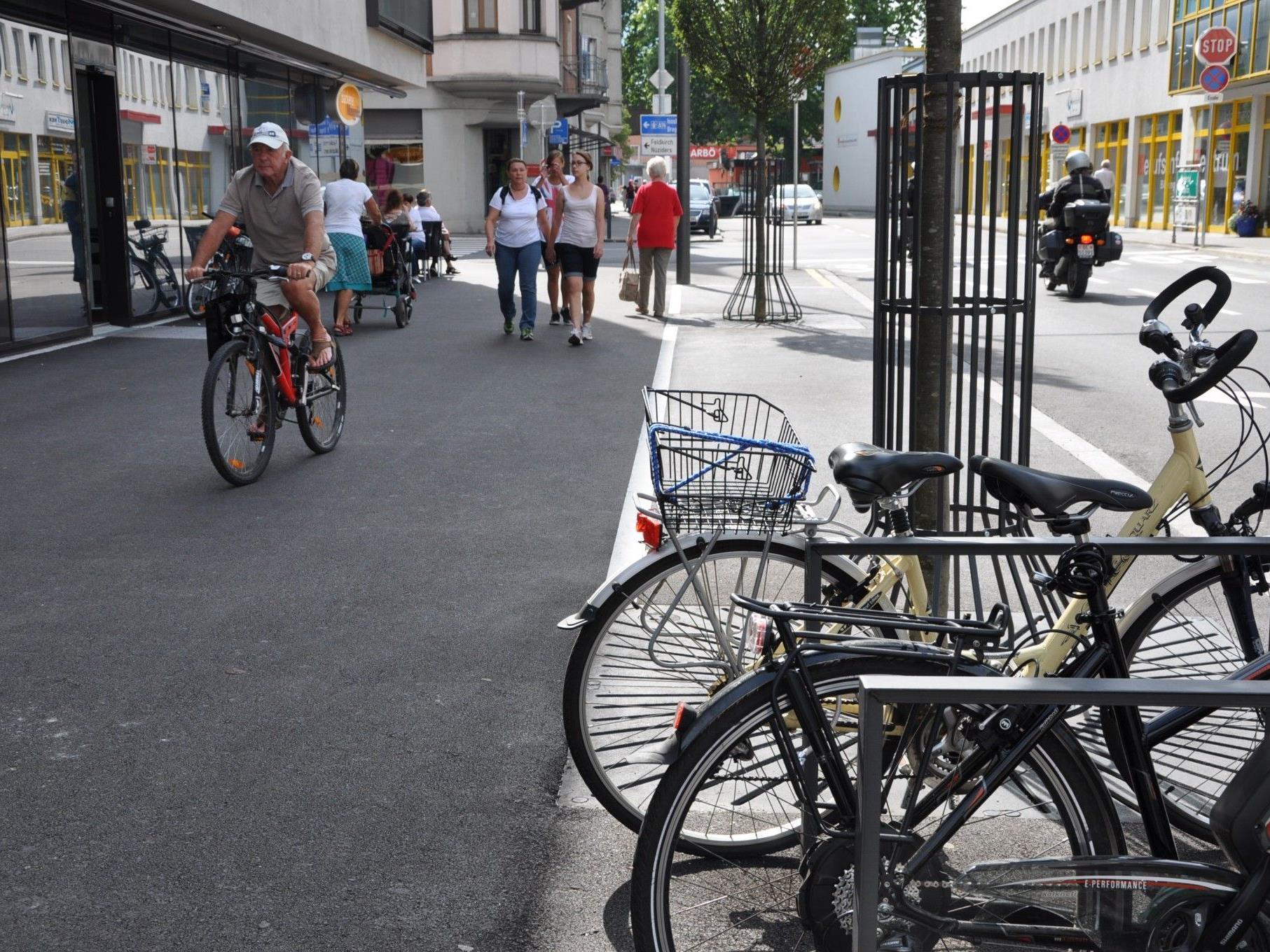 Bei Straßenplanungen wird der Fahrradfreundlichkeit noch mehr Beachtung geschenkt – wie hier am neuen Bahnhofplatz in Bludenz.