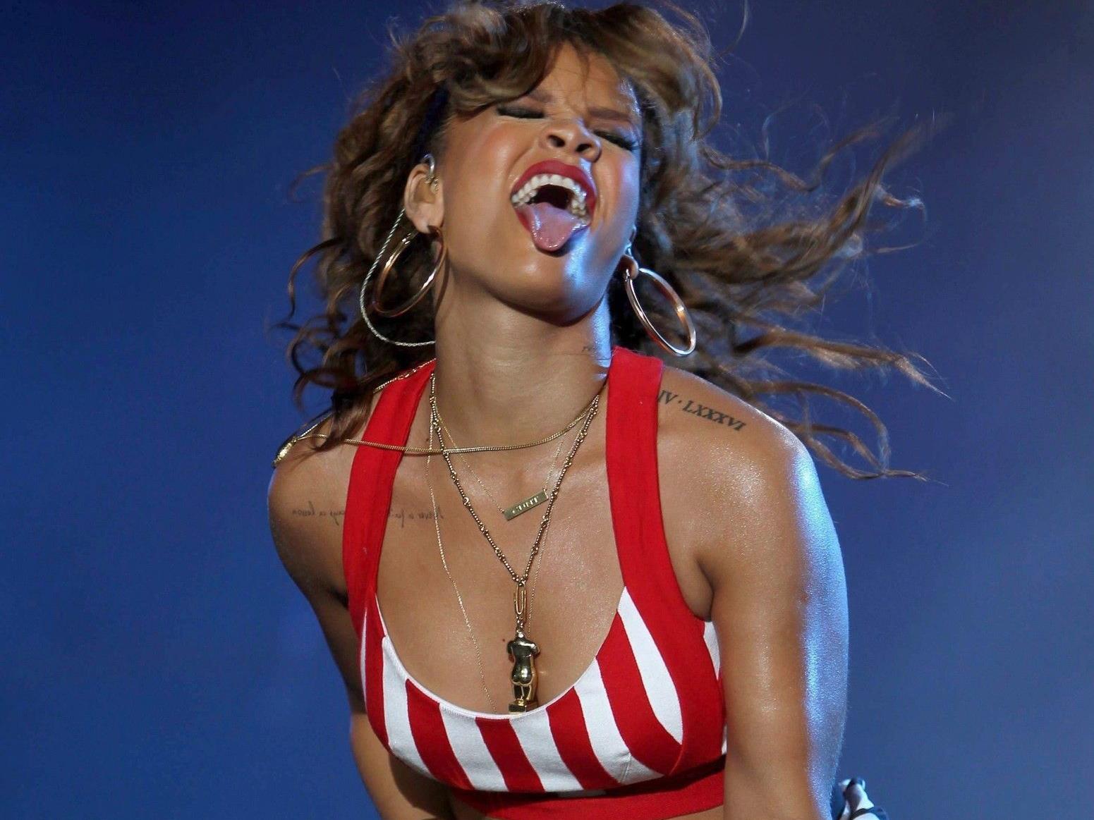 "Rihanna kümmert sich nicht mehr darum, was die Leute denken", so ein Freund über die Sängerin. "Rihanna kümmert sich nicht mehr darum, was die Leute denken", so ein Freund über die Sängerin.