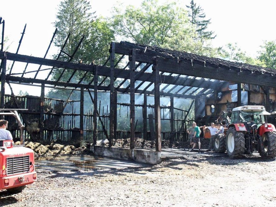 Stallgebäude fiel Flammen zum Opfer. Stallgebäude fiel Flammen zum Opfer.