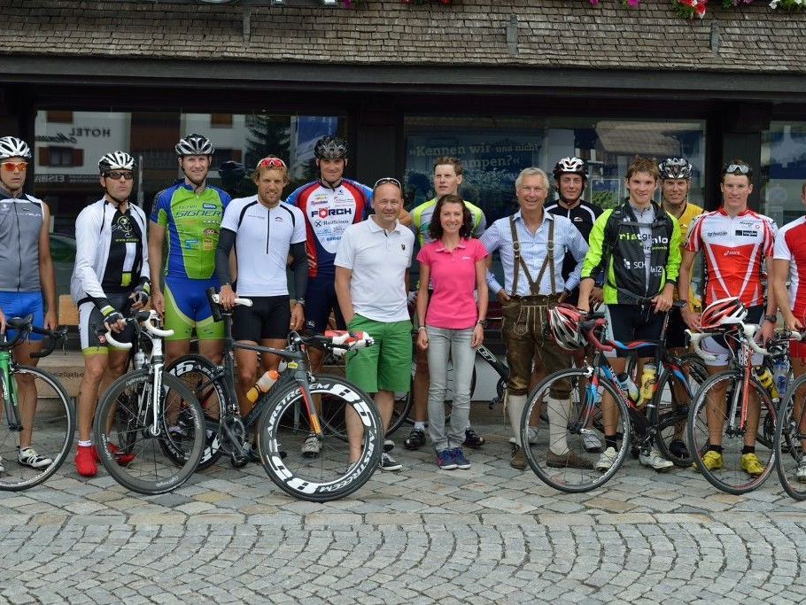 70 Topathleten haben die Rennstrecke schon getestet und im Zielort Lech stellte man sich den Medien. 70 Topathleten haben die Rennstrecke schon getestet und im Zielort Lech stellte man sich den Medien.