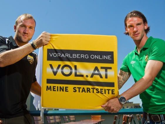 Patrick Seeger (l.) und Patrick Salomon machen Werbung in eigener Sache für den VOL.AT-Ticker. Patrick Seeger (l.) und Patrick Salomon machen Werbung in eigener Sache für den VOL.AT-Ticker.