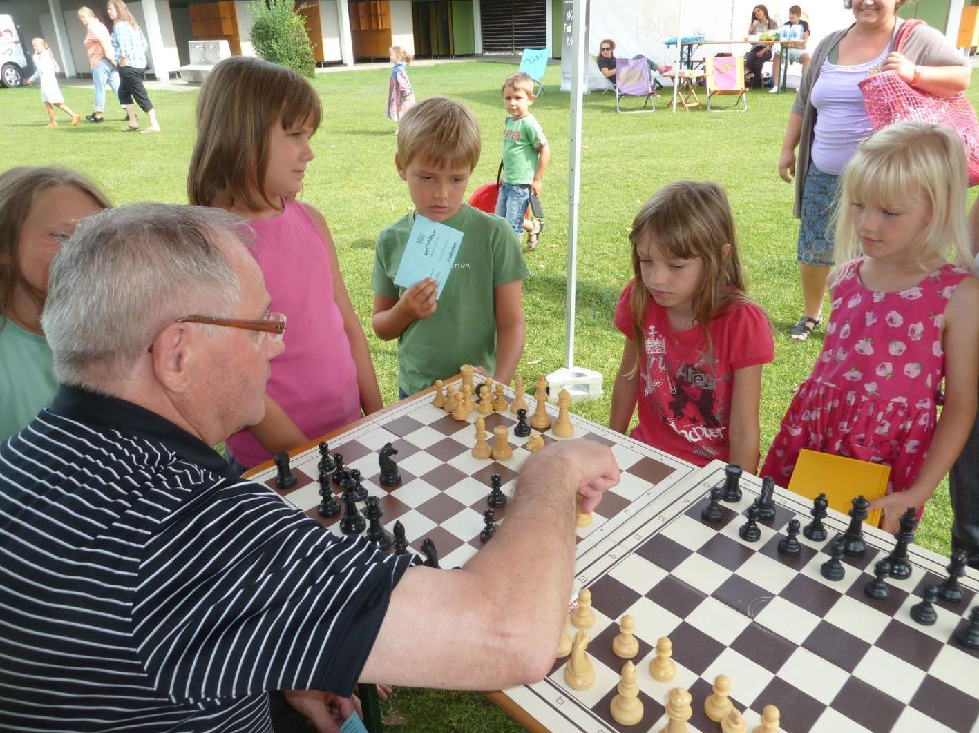 Der Schachklub stellte beim Hohenemser Sommerferien-Programm das „Spiel für schlaue Füchse“ vor