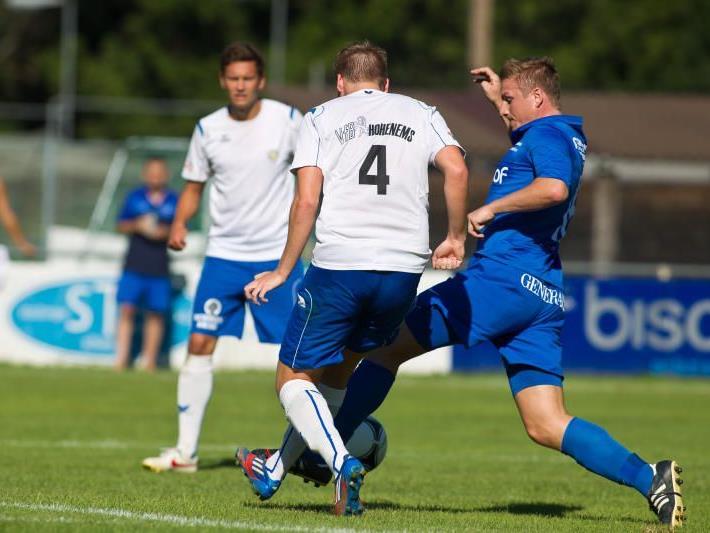 VfB Hohenems gewinnt beim Aufsteiger Admira mit 2:1 und bleibt Spitzenreiter der Landesliga.