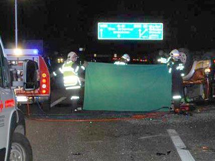 Zwei Personen kamen bei dem Unfall auf der A1 ums Leben.