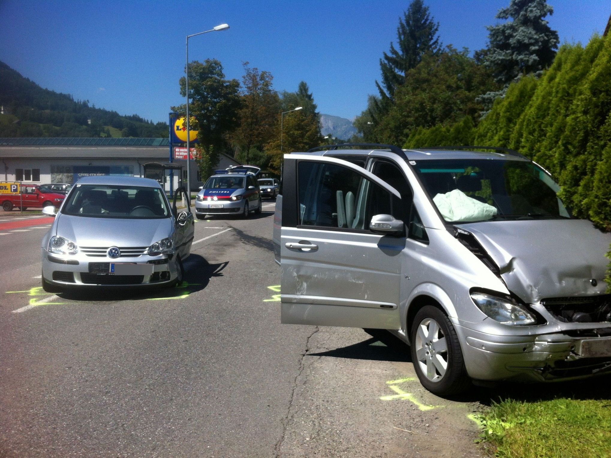 Zwei Fahrzeuge beim Unfall beteiligt Zwei Fahrzeuge beim Unfall beteiligt