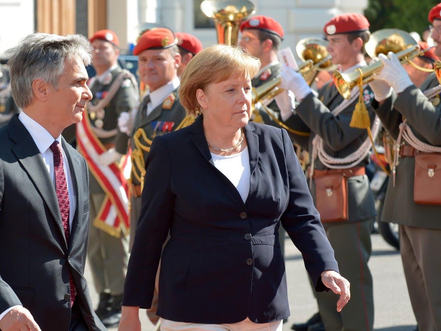 Kanzlerin Angela Merkel wurde von Werner Faymann in Wien begrüßt.