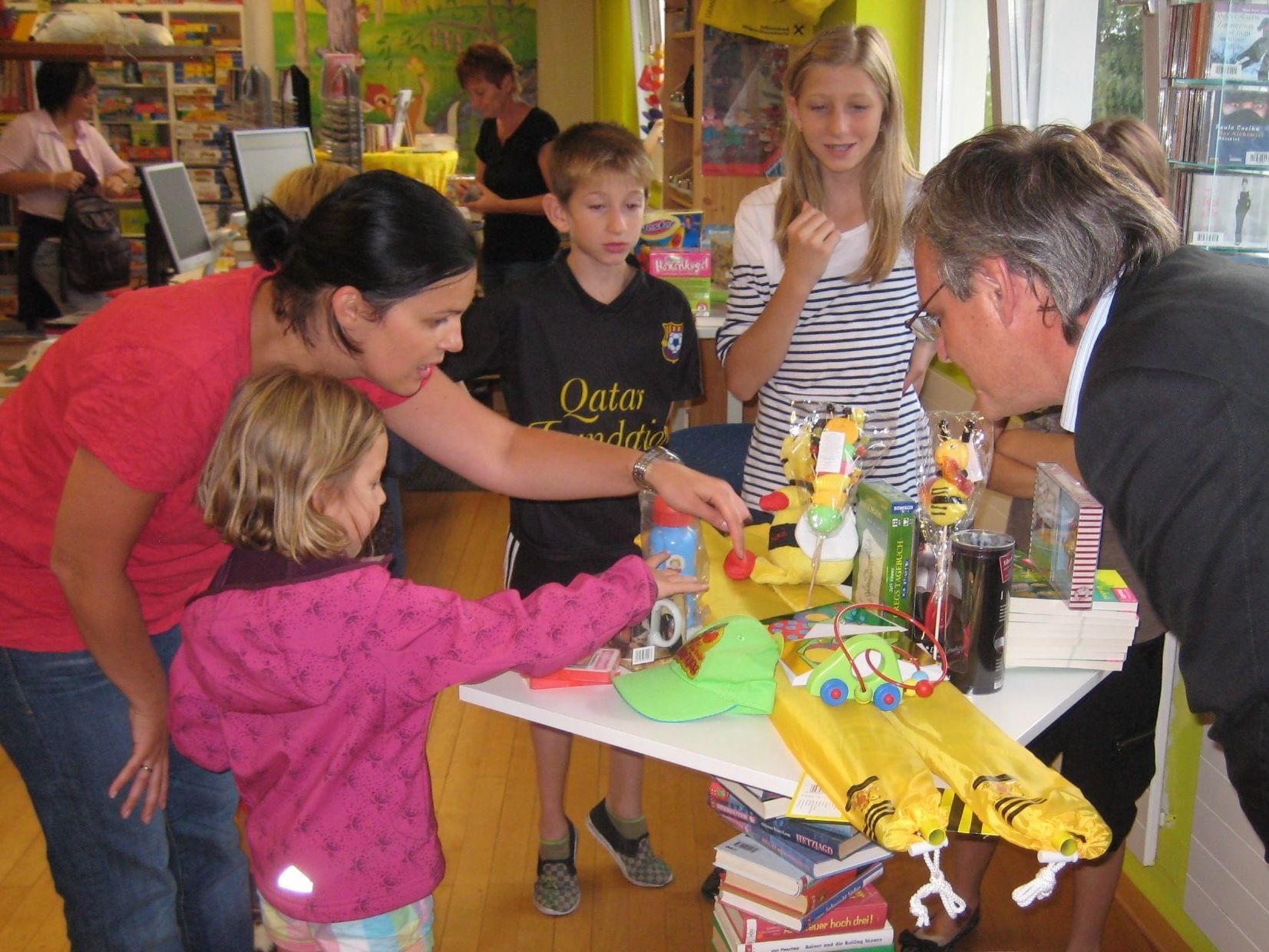 Gewinnerin Emma mit Bürgermeister Sonderegger und Bücherei -Besuchern Gewinnerin Emma mit Bürgermeister Sonderegger und Bücherei -Besuchern