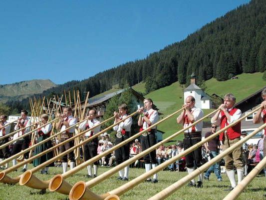 Die Walser Alphornbläser eröffneten das 6. Festival in Baad.