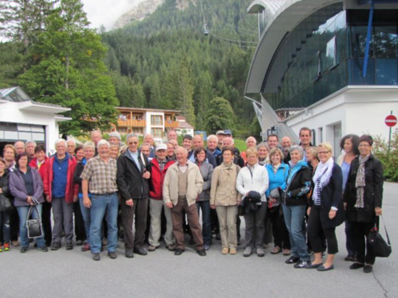 Figler vor der gigantischen Bergbahn zur Zugspitze in Ehrwald