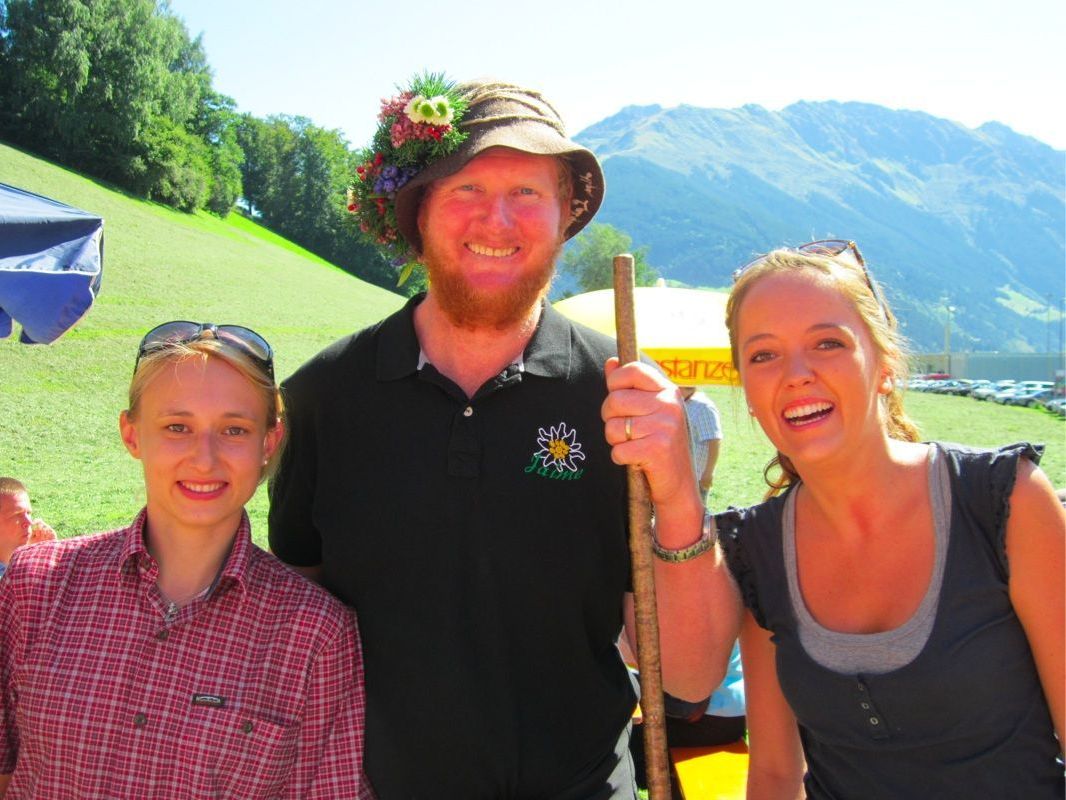 Bianca und Eva mit dem Alpsenn beim Alpabtrieb in Bartholomäberg Bianca und Eva mit dem Alpsenn beim Alpabtrieb in Bartholomäberg