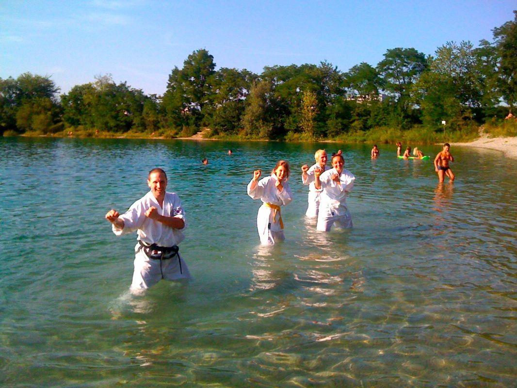 Einmal etwas anderes: Karate-Training im Baggersee