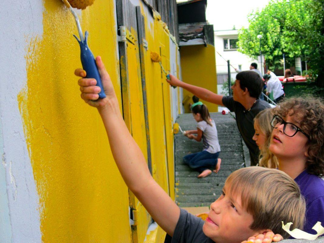 Vollen Einsatz zeigten die Jugendlichen am ersten Tag des Graffiti Workshop beim Jugendtreff Planet