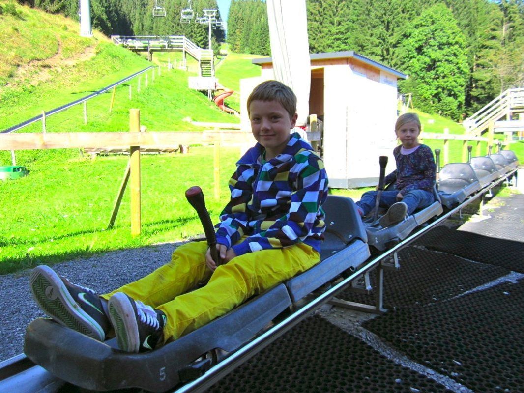 Noah (9) und Medea (7) gefiel es besonders gut bei der Sommerrodelbahn Noah (9) und Medea (7) gefiel es besonders gut bei der Sommerrodelbahn