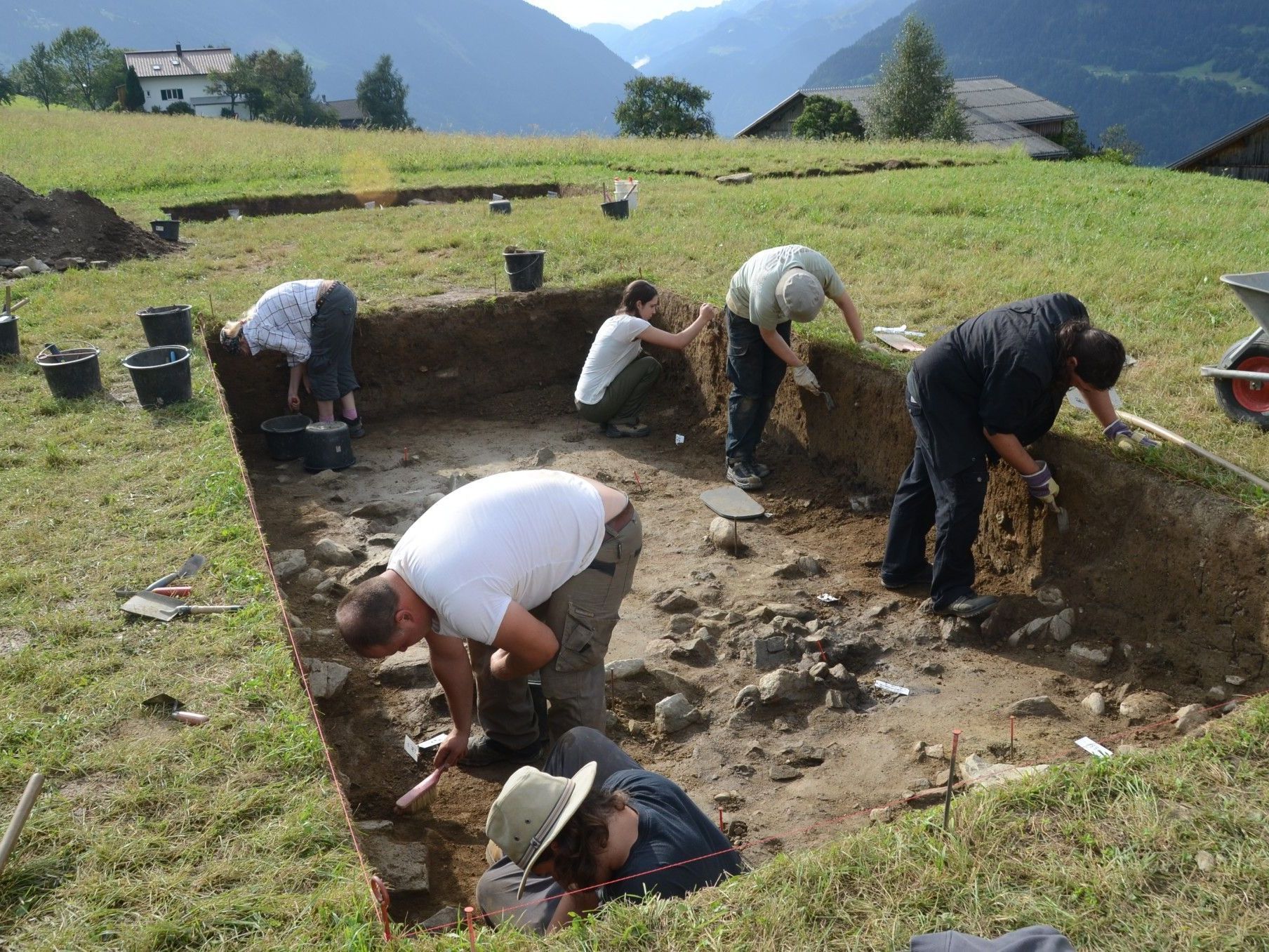 Die Ausgrabungen bei Dünglers Ebni laufen auf Hochtouren. Die Ausgrabungen bei Dünglers Ebni laufen auf Hochtouren.