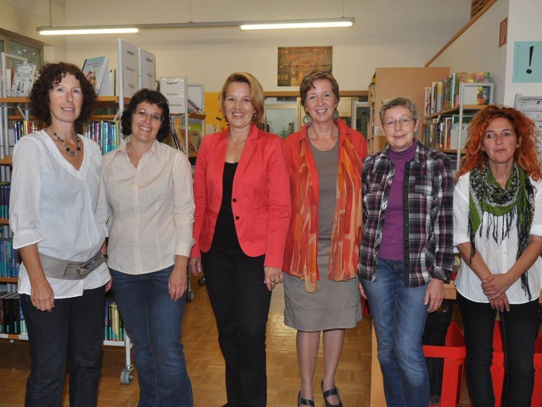 Landesrätin Andrea Kaufmann (2.v.r.) interessierte sich im Rahmen des Bezirksbesuchstages für das Angebot der Bibliothek Altach.