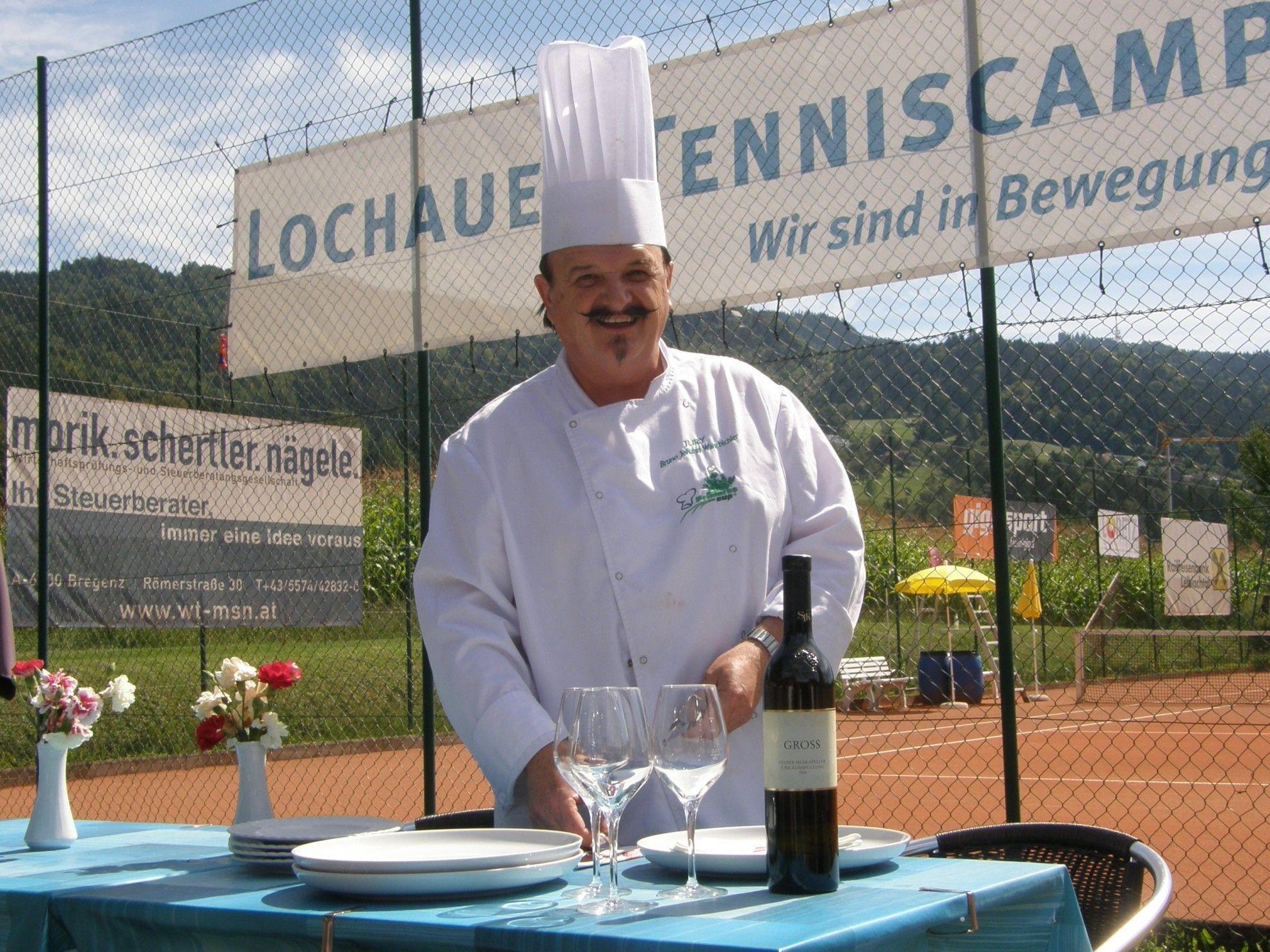 Bruno Wahrbichler verwöhnt die Lochauer Tennisspieler(innen) nach allen Regeln der Kochkunst,