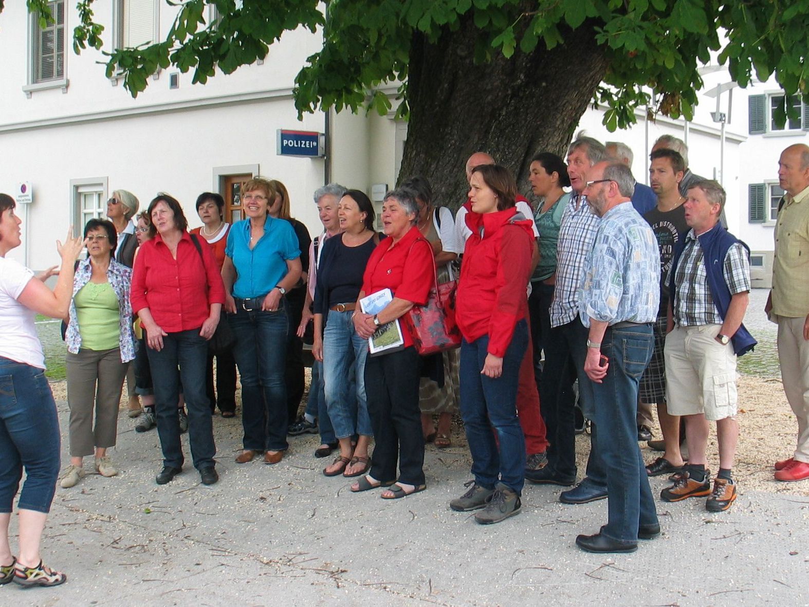 Auch beim Vereinsausflug ist das Singen nicht zu kurz gekommen – Cantemus gab ein Ständchen auf dem Marktplatz in Rankweil. Auch beim Vereinsausflug ist das Singen nicht zu kurz gekommen – Cantemus gab ein Ständchen auf dem Marktplatz in Rankweil.