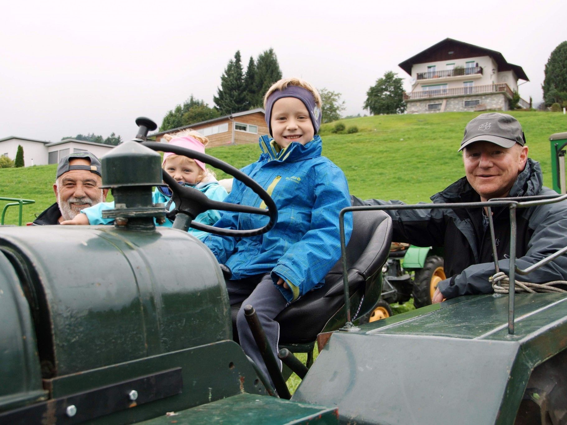 Bitte aufsitzen, wir fahren los. Bitte aufsitzen, wir fahren los.