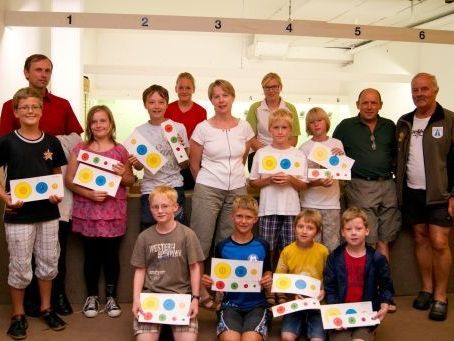 Die Teilnehmer des Luftballonschießen in Andelsbuch Die Teilnehmer des Luftballonschießen in Andelsbuch