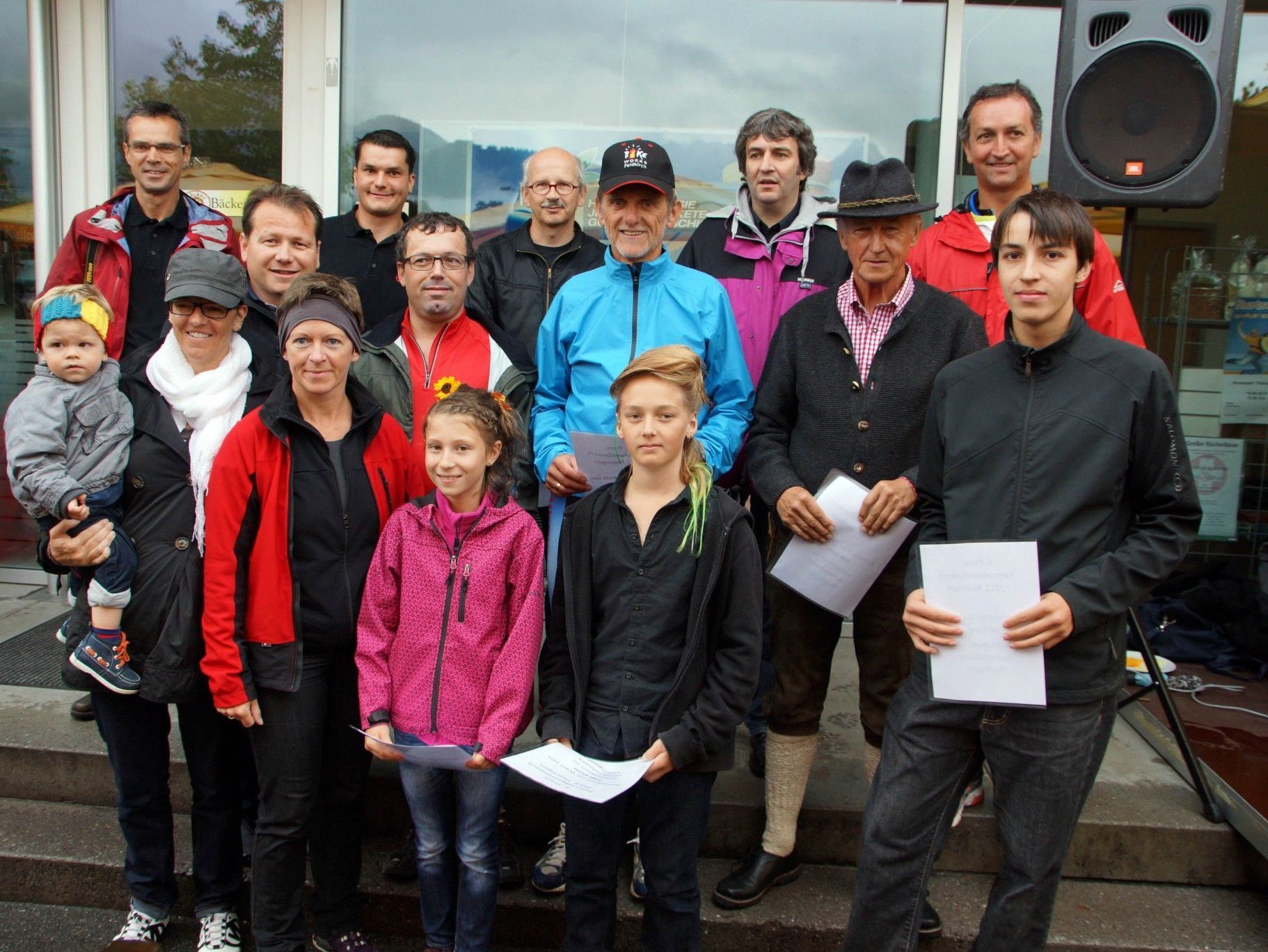 Die glücklichen Gewinner beim Blumenegger Mobilitätstag mit den politischen e5-Mandataren. Die glücklichen Gewinner beim Blumenegger Mobilitätstag mit den politischen e5-Mandataren.