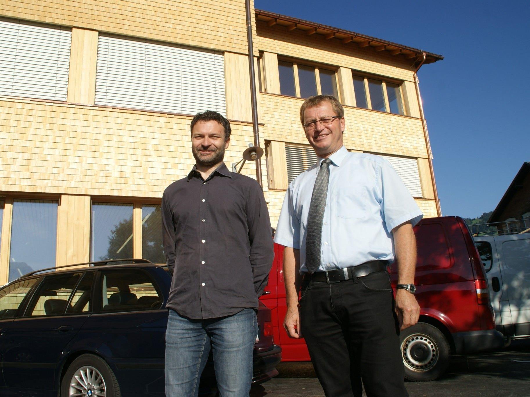 Architekt DI Walter Beer und Bürgermeister Armin Berchtold vor der Volksschule Architekt DI Walter Beer und Bürgermeister Armin Berchtold vor der Volksschule