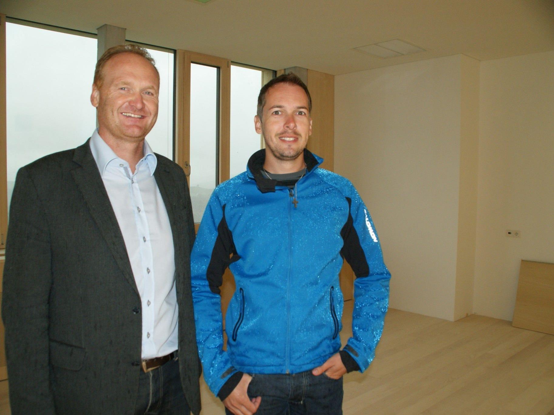 Bürgermeister Guido Flatz und Bauleiter Baumeister Ing. Reinhard Schmelzenbach freuen sich über die gelungenen Baumaßnahmen.