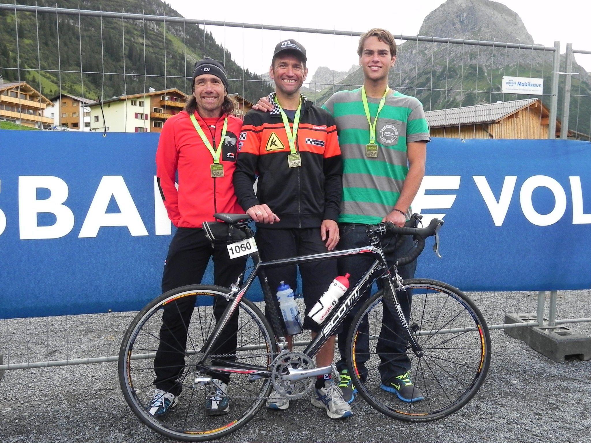 Das Team „Reuthe im Bregenzerwald“ mit Jakob Meusburger (Schwimmen), Martin Muxel (Radfahren) und Hugo Comper (Laufen)