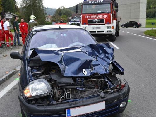 Unfall in Niederösterreich: Pkw-Lenker fuhr auf Lkw auf Unfall in Niederösterreich: Pkw-Lenker fuhr auf Lkw auf