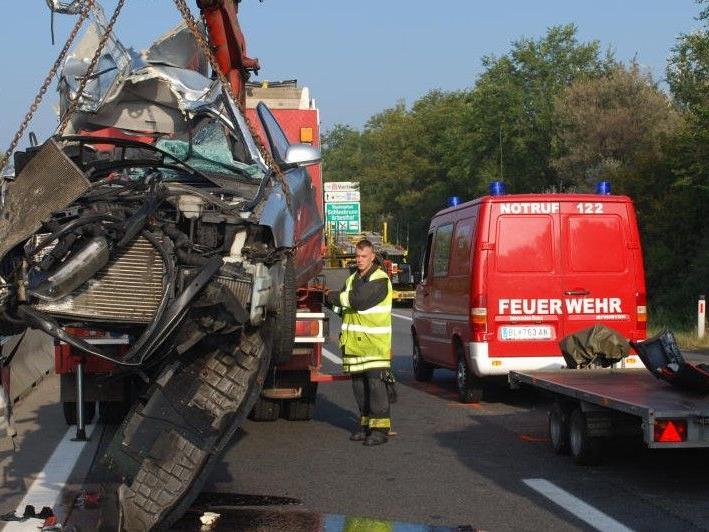 Bei dem schweren Auffahrunfall auf der A4 Ostautobahn wurde eine 53-Jährige getötet.