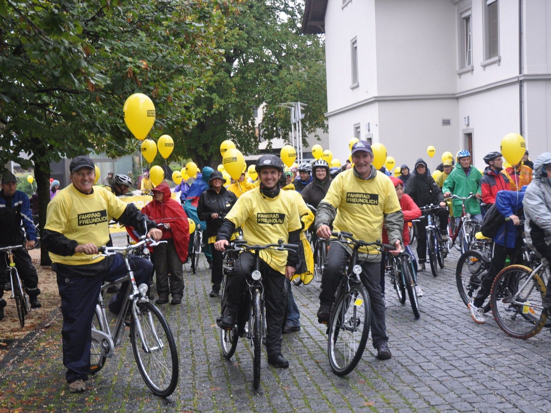 Die drei Bürgermeister führten die Vorderländer Fahrradparade nach Altenstadt an. Die drei Bürgermeister führten die Vorderländer Fahrradparade nach Altenstadt an.