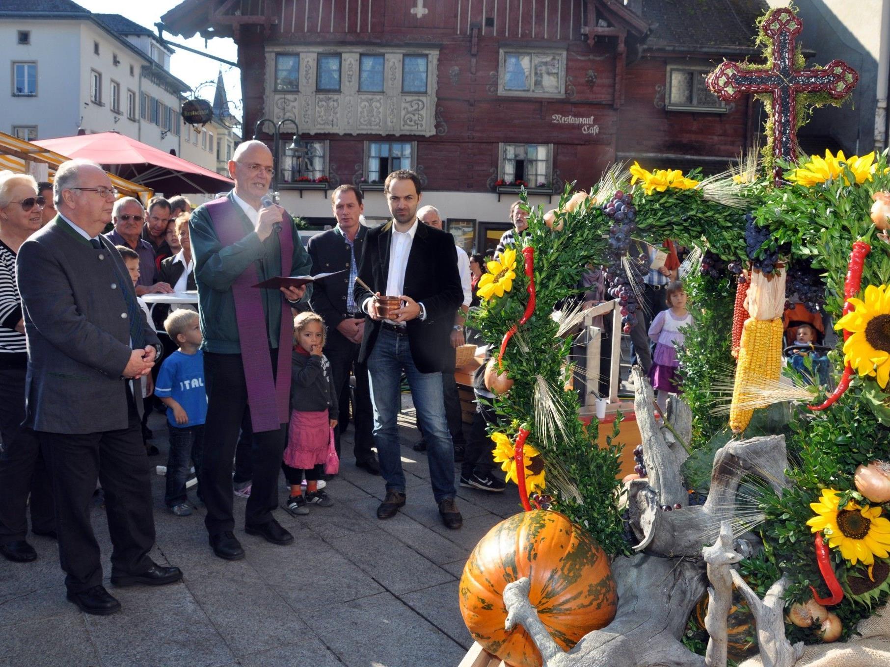 Mit der Segnung der Erntedankkrone wird der Dornbirner Herbst 2012 offiziell eröffnet.